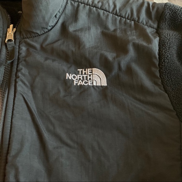 The North Face Girls Denali Jacket in Black - Picture 3 of 11